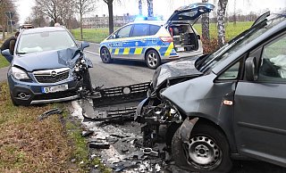 Auf der Westerwieher Straße kam es zunächst zu einem heftigen Auffahrunfall, kurze Zeit später zu einem Frontalzusammenstoß auf der Hauptstraße in Varensell. - Andreas Eickhoff