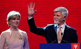 Der frühere Nato-General Pavel wird neuer Präsident in Tschechien. Hier mit seiner Frau Eva. - Petr David Josek/AP/dpa