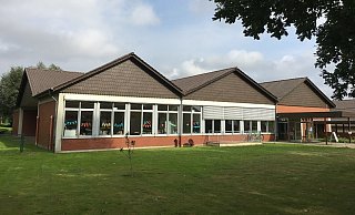 Sollte sich der künftige Gemeinderat für den Neubau einer zentralen Grundschule in Hüllhorst entscheiden, wäre das auch das Ende für die Schule in Oberbauerschaft, stellen die Initiatoren der Petition fest. - Dorfgemeinschaft Büttendorf