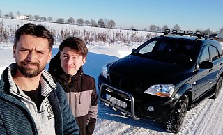 Marco Böhmken und Sohn Leland Tyler befreiten mehrere Autofahrer aus ihrer misslichen Lage, die der Schnee verursacht hatte. - privat/Marco Böhmken