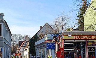 Nach einem Brand ist eine Straßenkreuzung in Herford gesperrt. - Claus Frickemeier