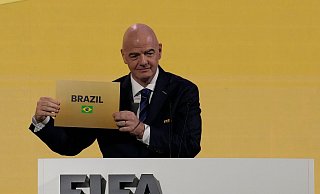 FIFA-Präsident Gianni Infantino verkündet beim FIFA-Kongress, dass Brasilien als Gastgeber der Frauenfußball-WM 2027 ausgewählt worden ist. - Sakchai Lalit/AP/dpa