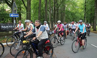 Nach dem Eintreffen drehen die rund 1.400 Radler der NRW-Radtour zunächst eine Ehrenrunde über den Klosterhof. - Joe Cubick