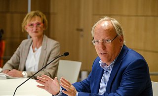 Oberbürgermeister Pit Clausen verkündete zusammen mit Petra Wellmann, Leiterin des Bielefelder Rechtsamtes, das Urteil zum Bielefelder Radentscheid. - Foto: Andreas Zobe/NW