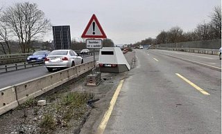 Hinter dem Schlitz im grauen Kasten befindet sich die Kamera, mit der auch auf der A 33 Raser geblitzt werden. - Polizei