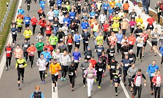 Rund 1000 Sportler kamen 2018 zum Autobahnlauf nach Steinhagen. - Christian Helmig