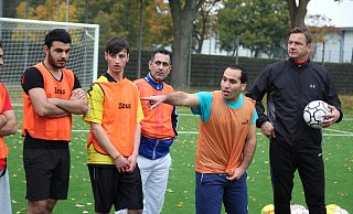 Der Trainer und sein Dolmetscher: Georg Koch (v.r.) erteilt Anweisungen, die der Algerier Djamelddine Mahieddine auf Französisch übersetzt. - Johannes Hülstrung