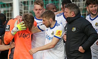 Saarbrückens Torwart Daniel Batz (l.) wurde am Dienstagabend mal wieder zum Pokalhelden. Nach dem erfolgreichen Elfmeterschießen bedankte sich auch Chefcoach Lukas Kwasniok (vorne r.) bei seinem Keeper. - imago images