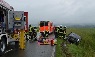 Der 21-Jährige aus Brakel wird in seinem Auto eingeklemmt und muss von der Feuerwehr befreit werden.  - Nicole Niemann