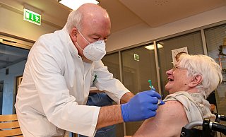 Dr. Andreas Dammann injiziert Lieselotte Ohse (85) als erste den Biontech-Impfstoff im Queller Altenzentrum.  - Christian Weische