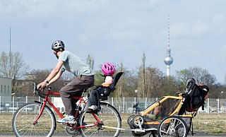 Die Straßenverkehrsordnung erlaubt den Transport von Kindern bis sieben Jahren nur in speziellen Sitzen oder Anhängern. - Andrea Warnecke/dpa-tmn