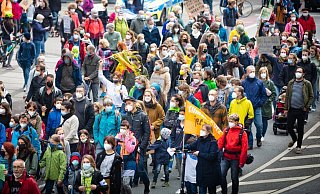 Wesentlich mehr Teilnehmer als erwartet beim Klimastreik in Bielefeld. - Mike-Dennis Mueller