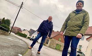 Die SPD-Kommunalpolitiker Thomas Cedro (r.) und Fraktionschef Stefan Stachowiak wollen, dass die Haarener Infrstruktur auf Gegenwartsniveau ankommt. Ein seltener Anblick im Kreis seien mittlerweile oberirdische Stromleitungen. - Jens Reddeker