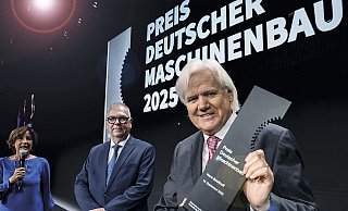 Hans Beckhoff (r.) mit Laudator Claus Wilk und Moderatorin Ursula Heller bei der Verleihung des "Preises Deutscher Maschinenbau 2025" in Berlin. - Beckhoff Automation