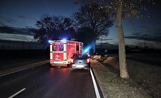 Auf der glatten K35 bei Büren-Barkhausen prallte ein Fahranfänger gegen einen Baum. - Polizei Paderborn