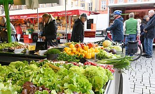 Frisches Obst und Gemüse: Der Paderborner Wochenmarkt lockt mit regionalen Produkten - zu Libori in diesem Jahr aber nicht. - Lena Henning (Archivbild)