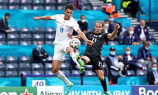Der Kroate Domagoj Vida (r) und der Tscheche Patrik Schick kämpfen um den Ball. - Foto: Andrew Milligan/PA Wire/dpa