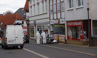 Die Spurensicherung der Polizei war am Freitag vor Ort in der Bäckerstraße. Links im Bild der Transporter der Einheit - Melina Koch