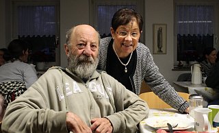 Inge Rehbein mit Gast Peter, der nach einem Schlaganfall regelmäßig in die Suppenküche kommt. - Nicole Hille-Priebe