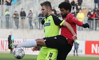 Dennis Srbeny (l.), hier im Duell gegen Hannover-Innenverteidiger Felipe, gab im letzten Testspiel der Wintervorbereitung mächtig Gas. - Florian Petrow