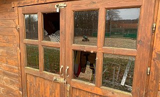 Die Fenster der Hütte am Schnathorster Sportplatz wurden zwei Wochen zuvor beschädigt. - SV Schnathorst