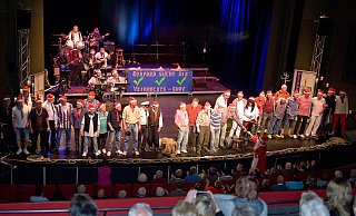 Zufrieden: Der Weihnachtsmann bedankt sich bei den Seebären, die schmettern "O du fröhliche". - Ralf Bittner