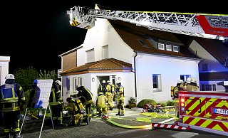 Die Bürener Feuerwehr löscht einen Kellerbrand in einem Wohnhaus an der Hüttemannstraße. - Ralph Meyer