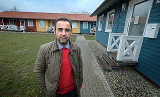 Vor drei Jahren ist Abdul Kerim Ali aus Syrien nach Deutschland geflohen. Vor etwas mehr als einem Jahr ist er in eines der Schwedenhäuser eingezogen. Seine Frau und drei der Kinder durften nachkommen. Er findet keine Arbeit und keine feste Wohnung. - Andreas Frücht
