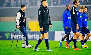 SCP-Verteidiger Visar Musliu (l.), hier nach dem Heimspiel gegen Braunschweig, ist nach seiner Mittelfuß-OP noch auf einen Spezialschuh und Krücken angewiesen, reist aber kommende Woche zur Nationalmannschaft. Luis Engelns (vorne r.) wäre für die deutsche U18 einsatzbereit, bleibt aber in Paderborn. - Besim Mazhiqi