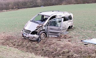Der Van überschlug sich mehrfach und blieb auf einem Feld stehen. - Polizei Höxter