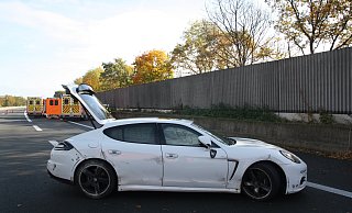 Der Fahrer verletzte bei dem Unfall drei Mitfahrer schwer. - Polizei Herford