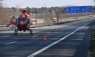 Nach einer schweren Kollision auf der A2 bei Bielefeld ist Rettungshubschrauber Christoph 13 auf der Autobahn gelandet. - Andreas Eickhoff