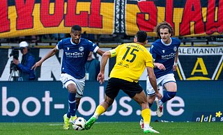 Während Isaiah Young (l.) am Aachener Tivoli ein schwaches Spiel ablieferte, zählte Mael Corboz (r.) zu den Besseren im DSC-Team. - IMAGO/Eibner