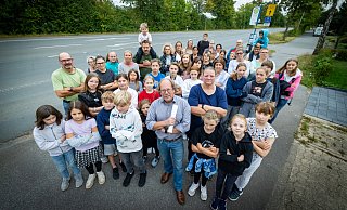 Rund 50 Eltern und Kinder haben sich mit Bezirksbürgermeister Mike Bartels (Mitte) an der Bushaltestelle "Limbrede" in Vilsendorf getroffen. - Sarah Jonek