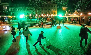 Die Weihnachtsmarkt-Eisbahn am Klosterplatz. - Sarah Jonek