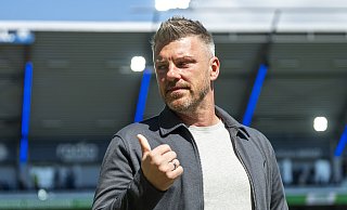 Lukas Kwasniok regte sich darüber auf, dass Magdeburg den Ball nicht ins Seitenaus spielte. Gelb gab es dafür nicht. - picture alliance/dpa