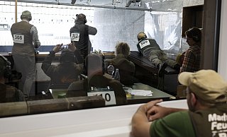 Teilnehmer der DJV-Bundesmeisterschaft im jagdlichen Schießen konzentrieren sich auf ihre Ziele im Jagdparcours Buke bei Paderborn. - Wildgeflüster/DJV