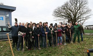 Neuntklässler der Realschule Spenge pflanzen eine Hecke bei Fa. Orgakett, 120 Sträucher sollen wachsen und später vielen Tieren einen Lebensraum bieten. - Karin Wessler