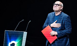 Sichtlich bewegt nahm Michael Heicks Abschied als Intendant. Als Dankeschön für seine Arbeit wurde ihm in Oetkerhalle, TAM und Stadttheater ein ganzer Tag mit Programm gewidmet. - Barbara Franke