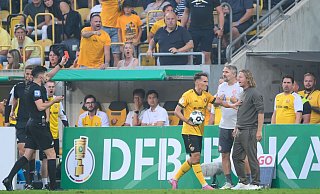 Der Mainzer Trainer Bo Henriksen (r) ist für ein DFB-Pokalspiel gesperrt worden. - Robert Michael/dpa