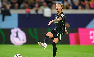 Die Wolfsburgerin Lynn Wilms verursachte in Rom einen Handelfmeter. - Robert Michael/dpa