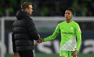 Die Wolfsburgerin Sveindis Jonsdottir klatscht nach dem Spiel mit VfL-Trainer Tommy Stroot ab. - Swen Pförtner/dpa
