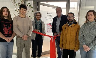 Samuel (v. l.), John, Daniel und Lilly sind dabei, als Juliana Fadire (Mitte) und Stefan Tödtmann das rote Band durchschneiden und den Weg in das nagelneue Selbstlernzentrum freigeben. - Elke Niedringhaus-Haasper