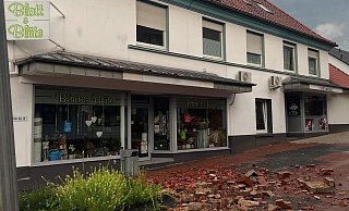 Samstagabend ist ein Blitz in dieses Wohn- und Geschäftshaus an der Lübbecker Straße, Ecke Friedrichstraße eingeschlagen. - Feuerwehr Löhne Samstagabend ist ein Blitz in dieses Wohn- und Geschäftshaus an der Lübbecker Straße, Ecke Friedrichstraße eingeschlagen. - Feuerwehr Löhne