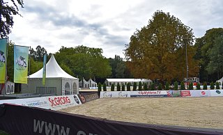 Abreiteplatz (im Vordergrund) und Turnierplatz liegen auf dem Paderborner Schützenplatz diesmal direkt nebeneinander. Der Turnierplatz unter der Alten Kastanie fällt somit etwas kleiner als sonst aus. - Mareike Köstermeyer