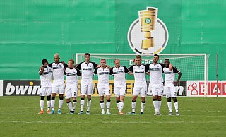 In der Saison 2019/20 zitterte sich der SC Paderborn zu einem Erstrunden-Erfolg in Rödinghausen. Die SCP-Kicker (v. l.) Christopher Antwi-Adjei, Khiry Shelton, Sebastian Vasiliadis, Christian Strohdiek, Laurent Jans, Sven Michel, Uwe Hünemeier, Klaus Gjasula und Jamilu Collins standen beim entscheidenden Elfmeterschießen Schulter an Schulter. - picture alliance/dpa