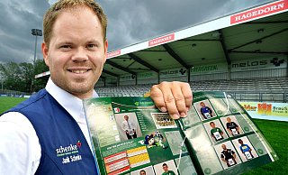 Vorfreude: Noch ist das Album nicht erstellt und die Bilder der der Heidewaldfußballer sind noch nicht eingeklebt. Aber Janik Schenke vom gleichnamigen Gütersloher Lebensmittelhändler kann es kaum erwarten, das fertige Heft in den Händen zu halten. - Jens Dünhölter, Montage: Andreas Frücht