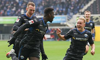 Johannes Dörfler (M.), der hier mit Sebastian Schonlau (l.) und Kai Pröger seinen Treffer bejubelt, erzielte bei seinem Zweitliga-Startelfdebüt gegen Hannover prompt das Siegtor. Damit beendete der Rechtsverteidiger eine lange Sieglos-Serie des SCP. - picture alliance/dpa