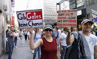 Corona-Demo von Anhängern von Verschwörungsmythen in Köln. - picture alliance / Geisler-Fotopress