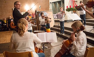 Das Nachwuchsorchester spielt „Jingle Bells". Alexa (M.) wartet gespannt auf ihr Solo am Ende – einen gewaltigen Paukenschlag. - Ralf Bittner